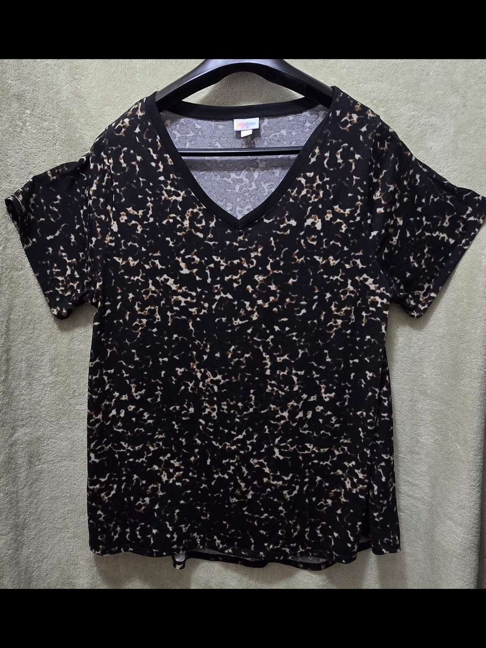 LulaRoe CHRISTY T 3XL V-Neck Short Sleeve Top in Black and Beige